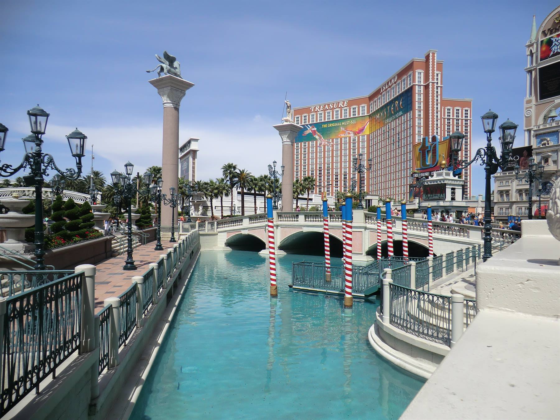 Canale con pali a strisce e ponte davanti all'hotel Venetian di Las Vegas