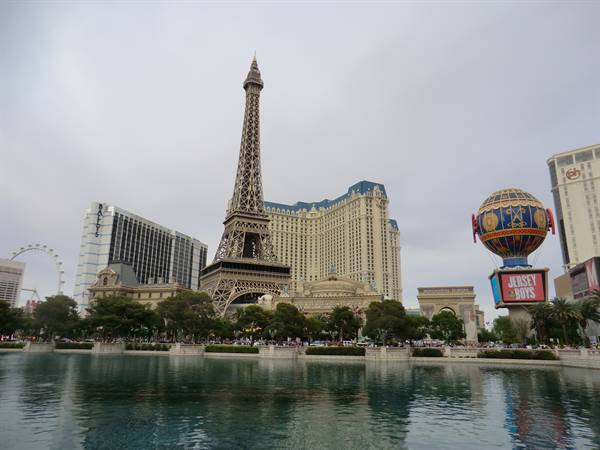 Las Vegas: Eiffel Tower replica and Paris hotel balloon by the pond