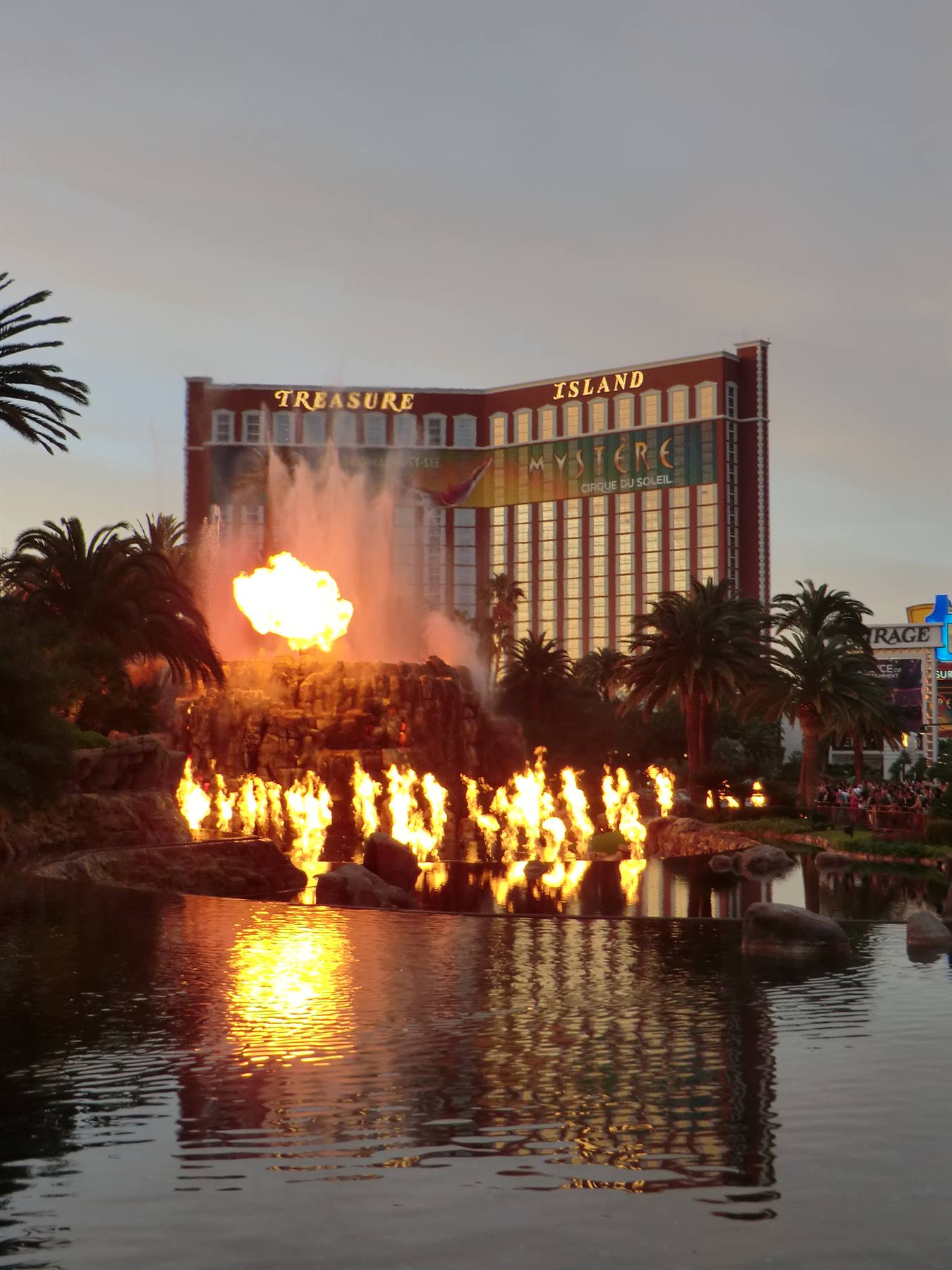 Vulcano con fiamme sullo stagno davanti all'hotel Treasure Island a Las Vegas