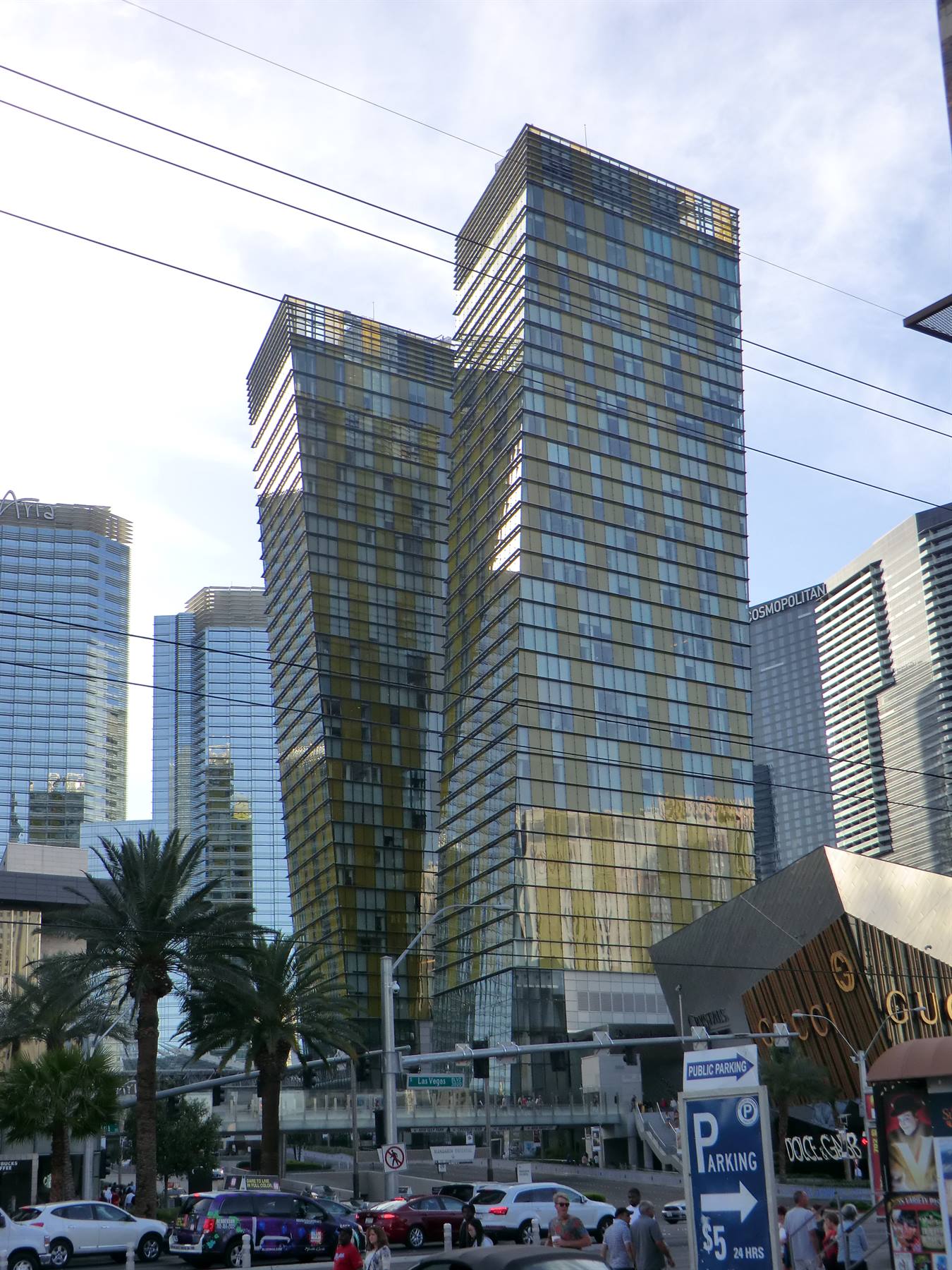 Grattacieli in vetro e oro lungo il viale, palme e traffico a Las Vegas