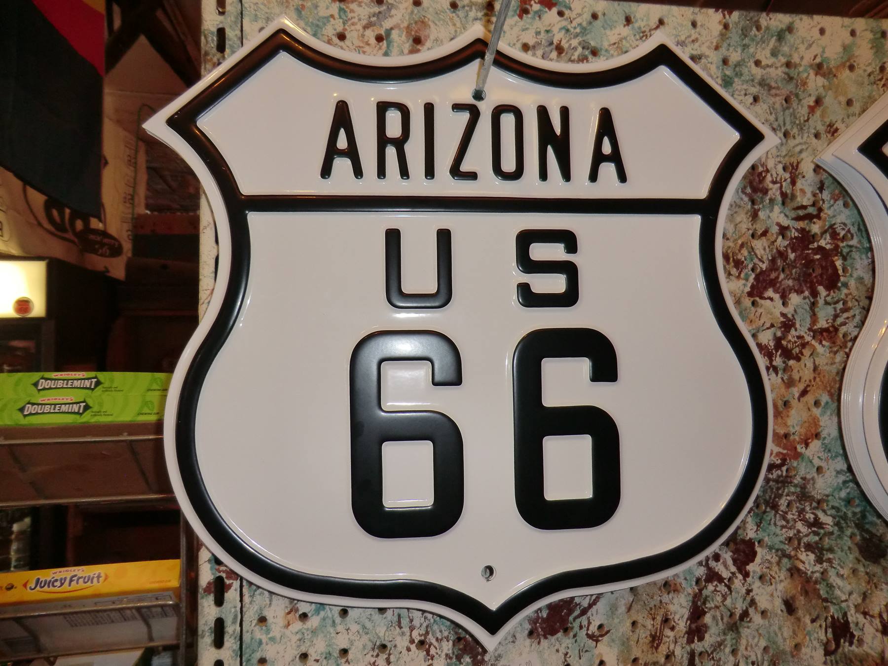 Targa metallica bianca di Route 66 Arizona appesa in un negozio di souvenirs