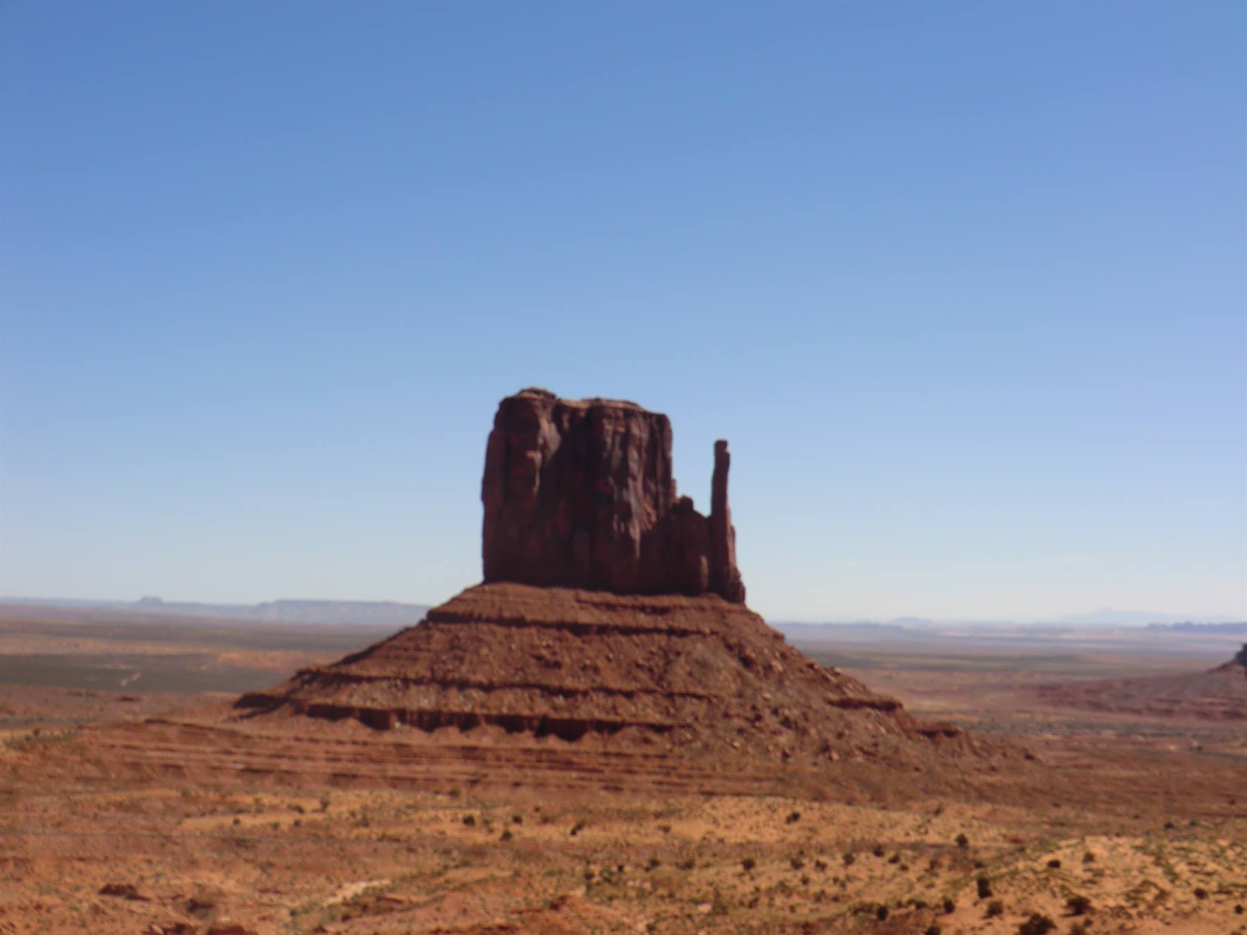 Monument Valley, butte rocciosa rossa nel deserto sotto cielo azzurro