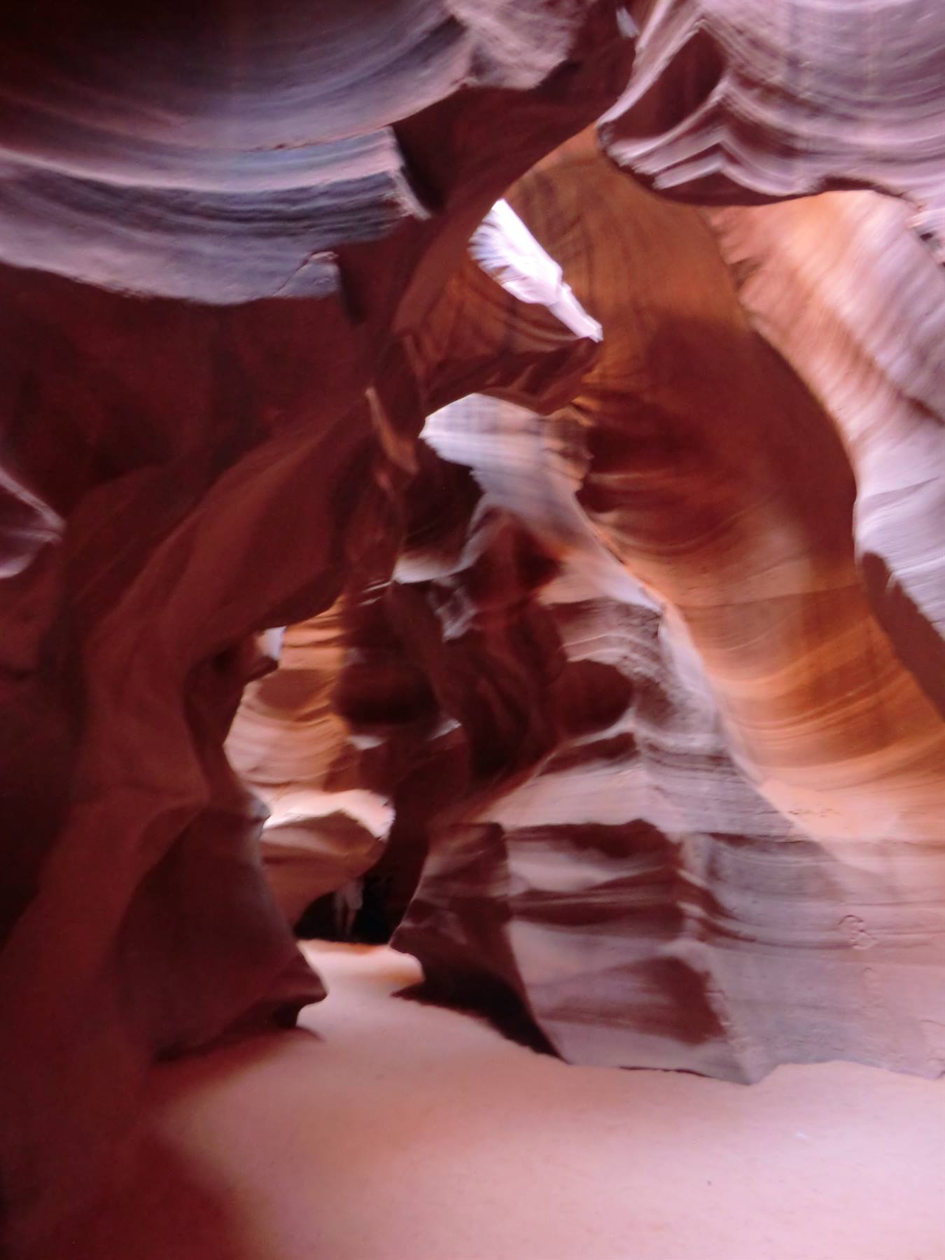 Antelope Canyon: pareti ondulate di arenaria rossa illuminate da luce filtrata