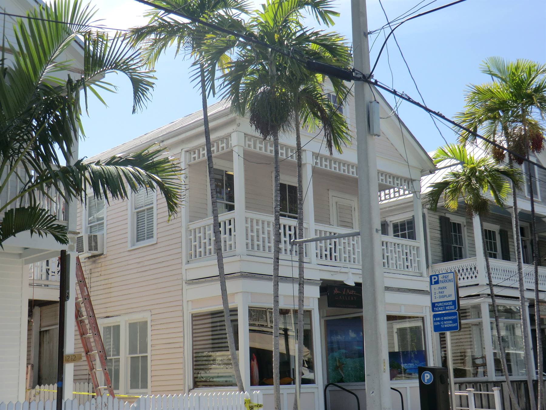 Casa in legno bianco con veranda e palme a Key West