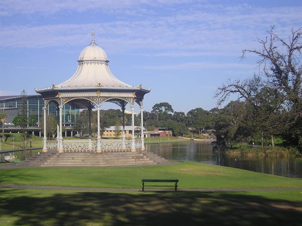 White Victorian rotunda by the River Torrens, Adelaide