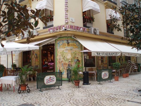 El Pescador restaurant with white awnings, painted murals, tables on cobbled street