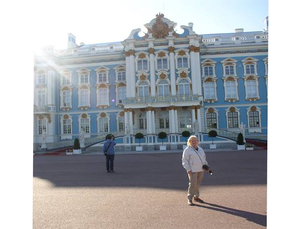 Woman with camera in front of the Catherine Palace in Pushkin