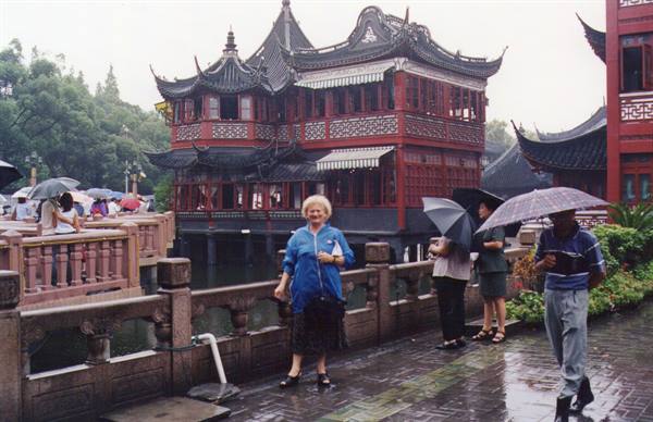 Tourist with umbrella in front of the teahouse at Yuyuan Garden, Shanghai