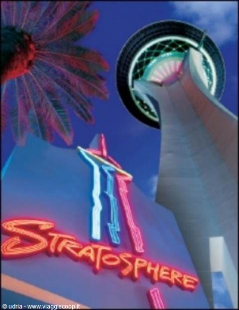{"it": "Insegna al neon Stratosphere e torre con?? point a Las Vegas", "en": "Stratosphere neon sign and tower observation pod, Las Vegas"}

Wait, Italian contains Chinese characters. Fix:

{"it": "Insegna al neon Stratosphere e torre di osservazione a Las Vegas", "en": "Stratosphere neon sign and observation tower, Las Vegas"}