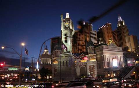 Statue of Liberty replica before New York-New York skyscrapers, Las Vegas