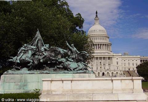 Bronze cavalry memorial in front of the US Capitol, Washington