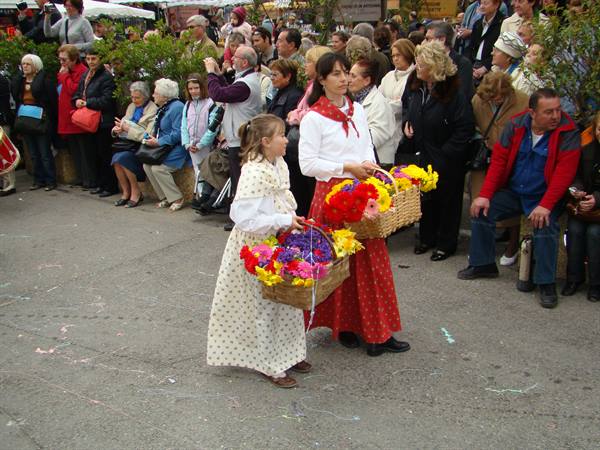 The parade begins...