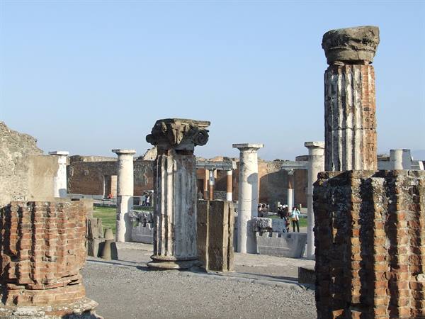 POMPEII - Columns