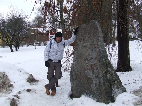 SIGTUNA - Alberto and a runestone