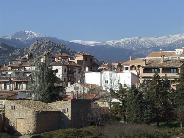 MANZANARES el REAL : View