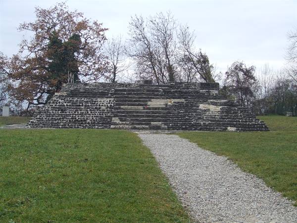 AUGUSTA RAURICA - Base of a Roman temple