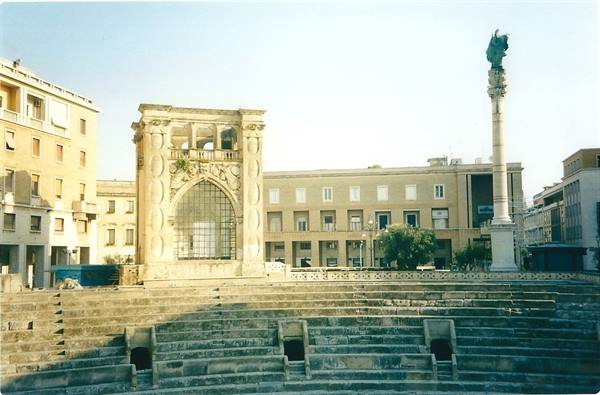 LECCE - Piazza S. Oronzo