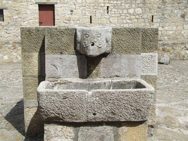 LAGOPESOLE - Frederick's Castle :fountain
