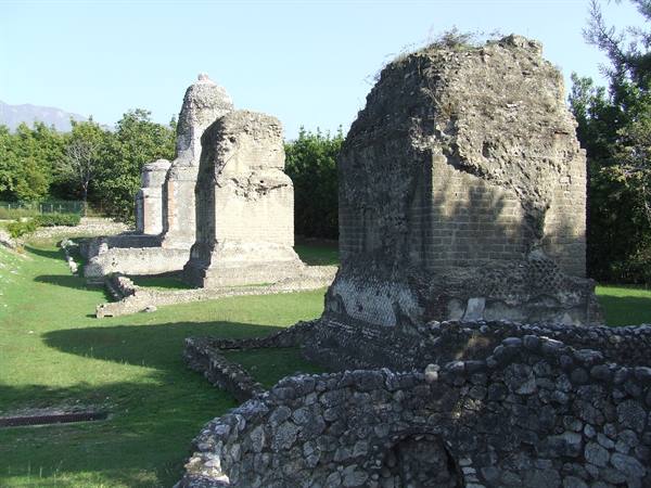 AVELLA - Roman Tombs
