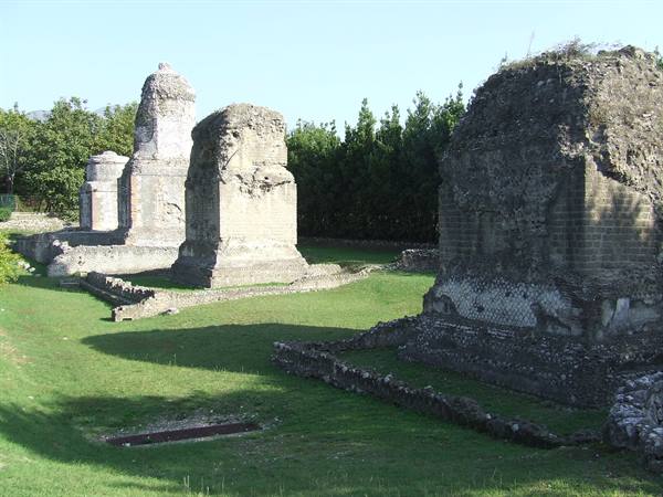AVELLA - Roman Tombs