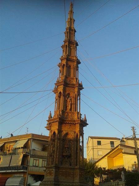 FONTANAROSA - Straw obelisk