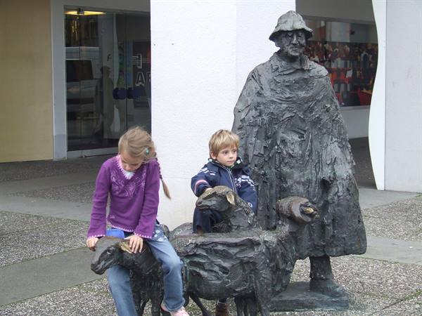 LUCERNE - Curious children