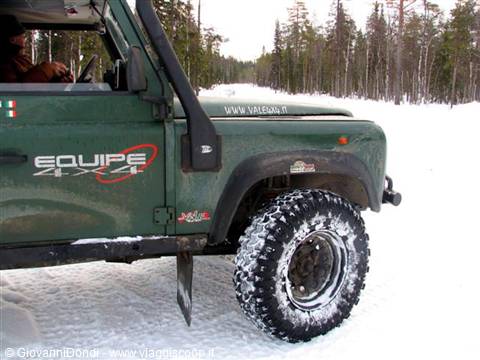 the Defender 110 bites into the snow