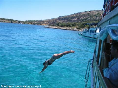 Dives from the Kaique during the excursion to the Kornati