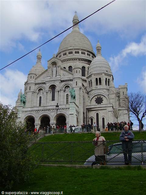 The Sacré-Cœur basilica in Montmartre with tourists on the lawn