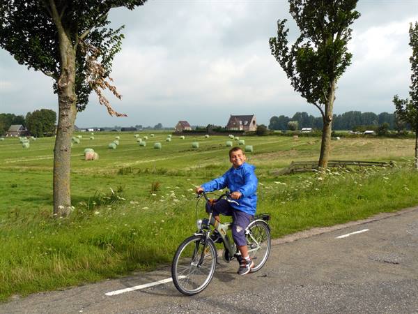 By bike between Edam, Volendam and Marken