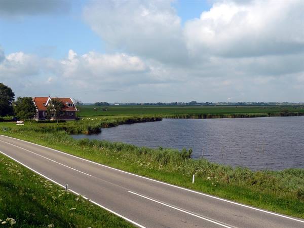 By bike between Edam, Volendam and Marken