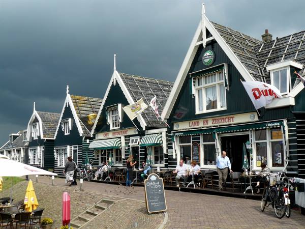 By bike between Edam, Volendam and Marken