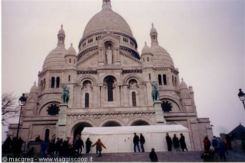 Tourists in front of the Sacré-Cœur basilica in Montmartre, Paris