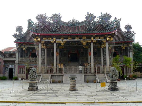 Khoo Kongsi Chinese temple with ornate tiled roofs, stone columns and guardian lions