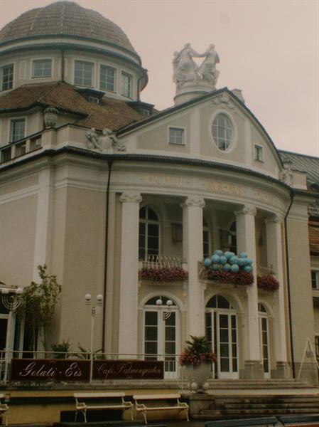 Merano Kurhaus: classical colonnaded facade topped by statues and blue balloons