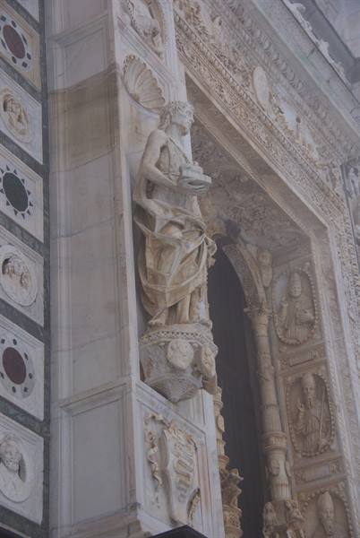 Marble statue on the sculpted facade of Certosa di Pavia