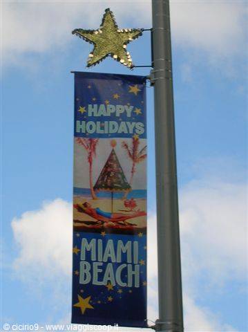 Golden star and Happy Holidays banner on a pole in Miami Beach