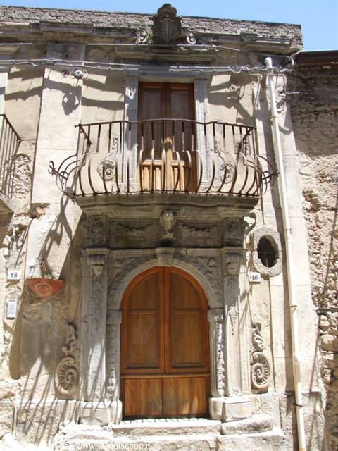 Portal of the Messina-Ballarino house (17th-century Baroque)