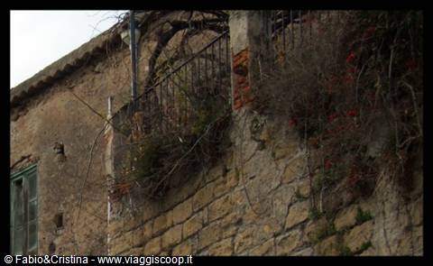 Brolo - Along the village road