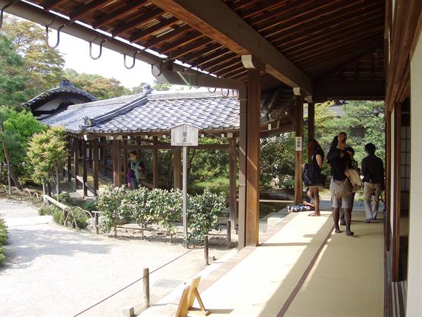 on the tatami no shoes!