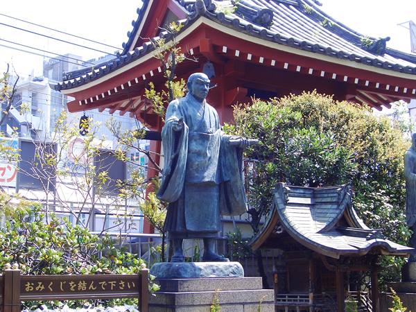 Bronze monk statue in front of Senso-ji temple in Tokyo