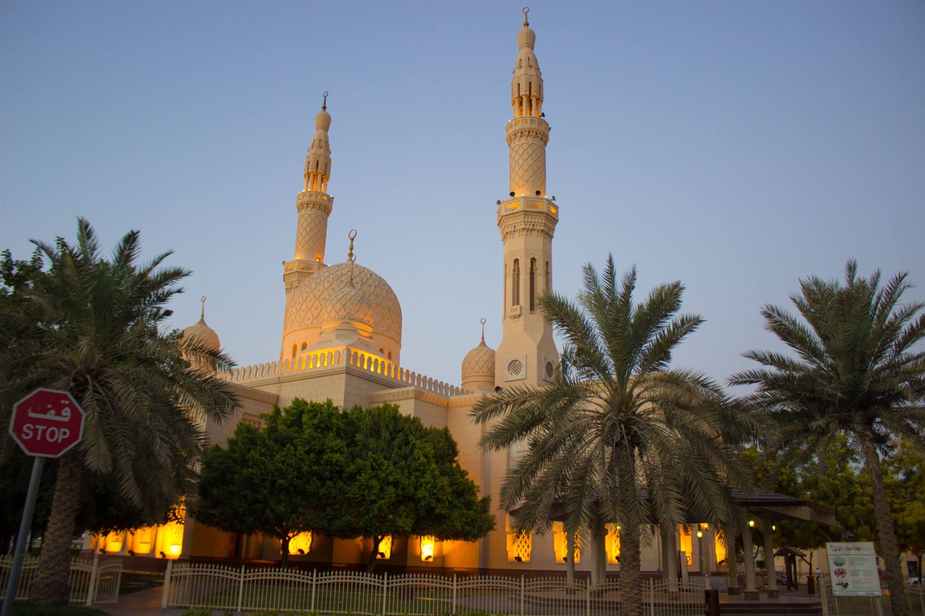 Moschea di Jumeirah illuminata al crepuscolo, minareti, cupole e palme