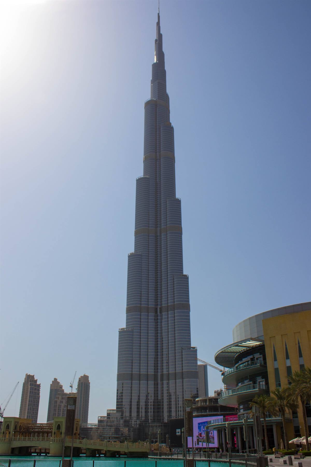 Il Burj Khalifa di vetro e acciaio sfida il cielo di Dubai, sole accecante