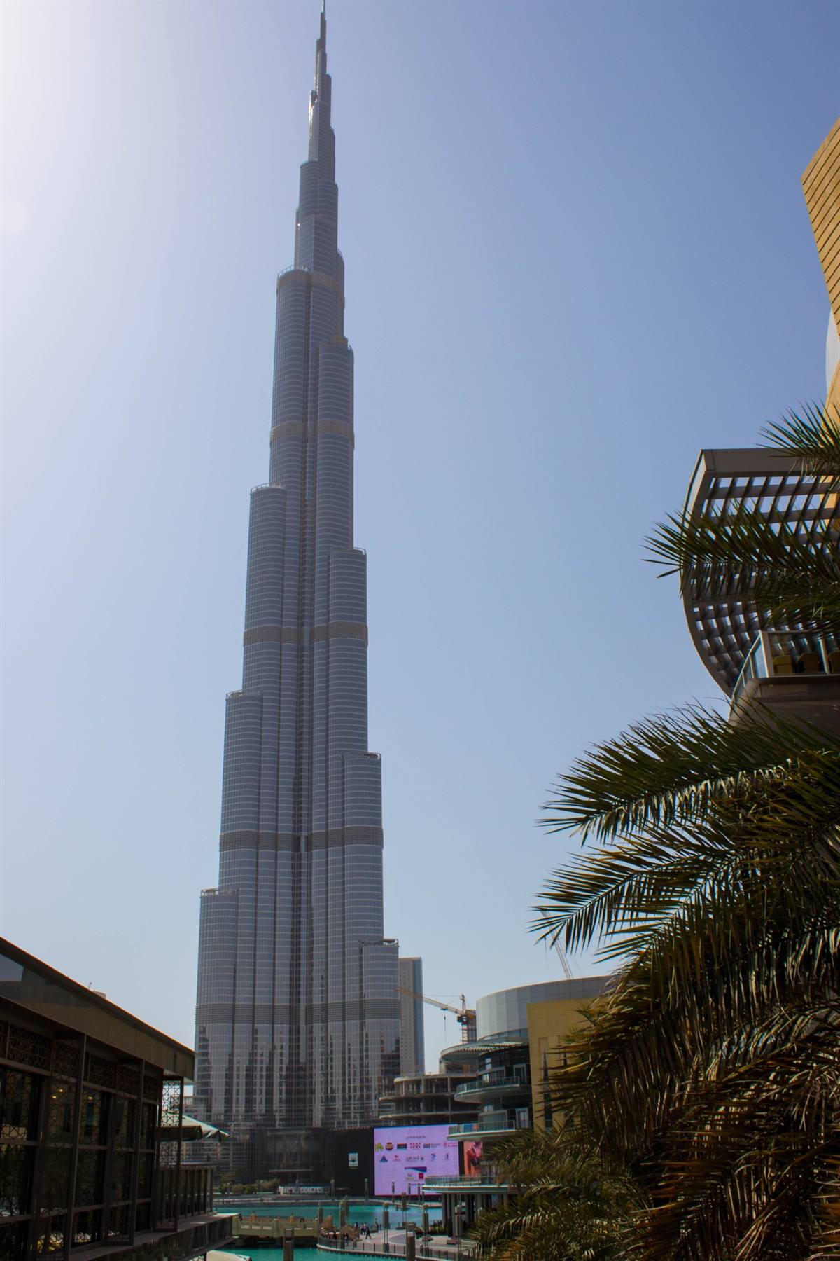 Il Burj Khalifa si erge nel cielo di Dubai tra palme e grattacieli