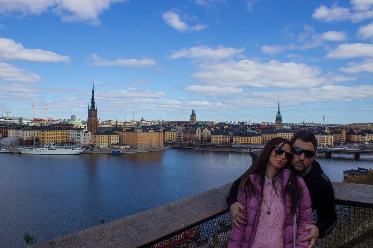 Coppia abbracciata sulla terrazza di legno, dietro Stoccolma e Riddarholmen