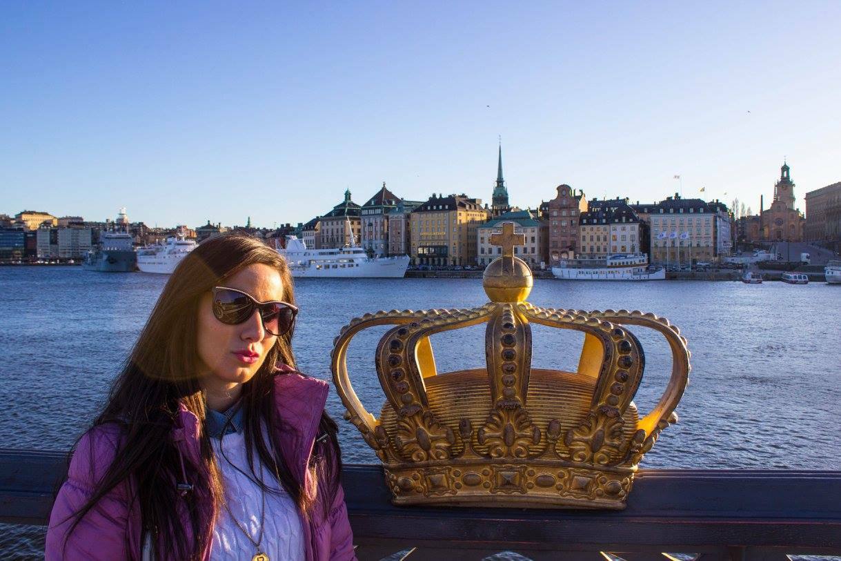 Donna accanto alla corona dorata del ponte Skeppsholmsbron a Stoccolma
