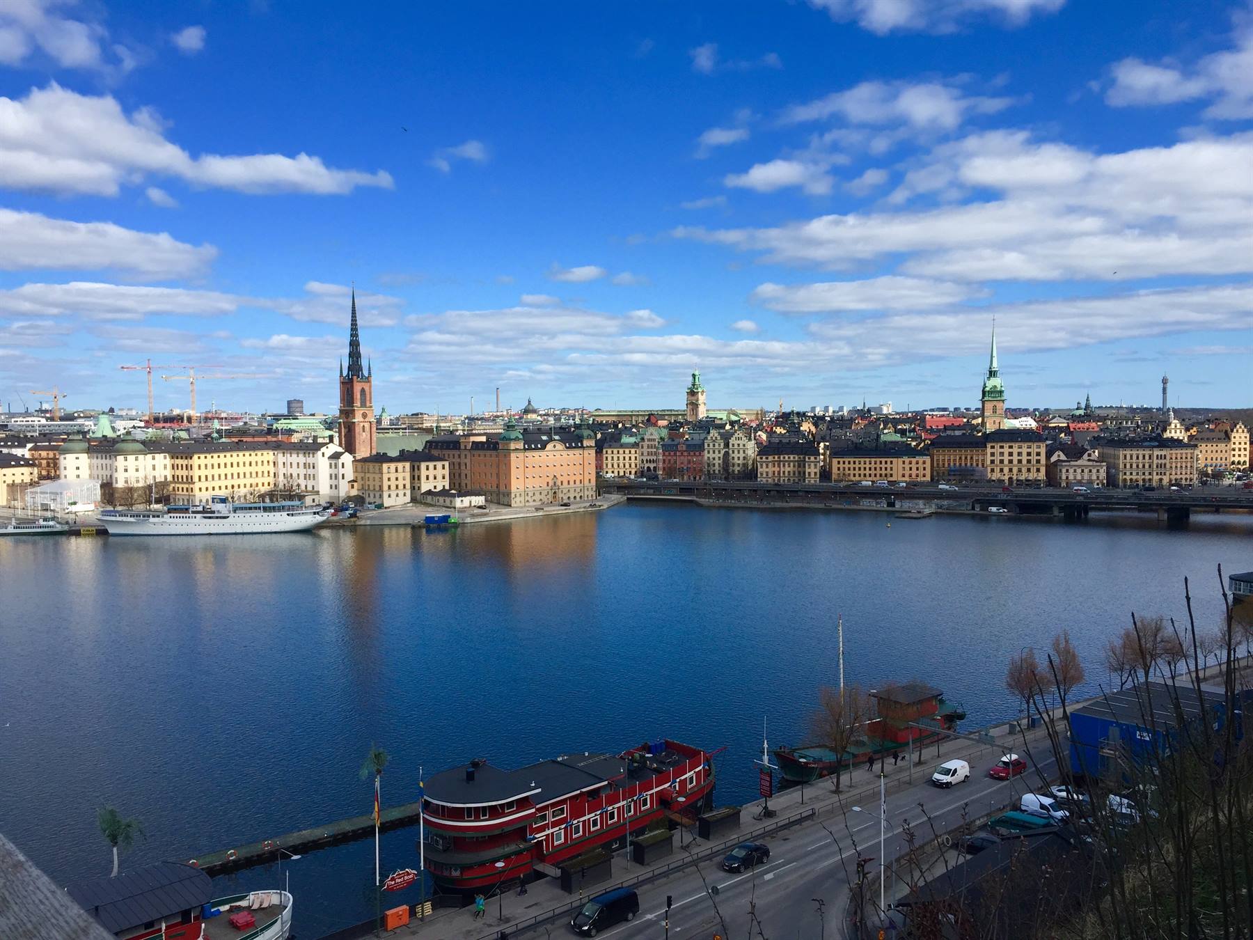Stoccolma: Riddarholmen e la chiesa di Riddarholmskyrkan sull'acqua azzurra