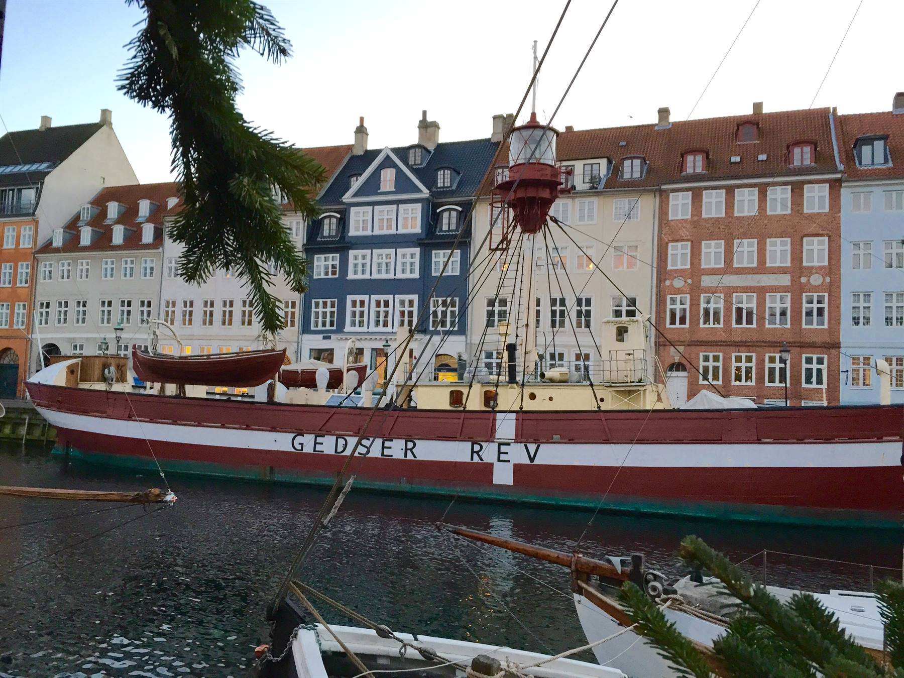 Nave faro Gedser Rev ormeggiata a Nyhavn davanti alle case colorate di Copenaghen