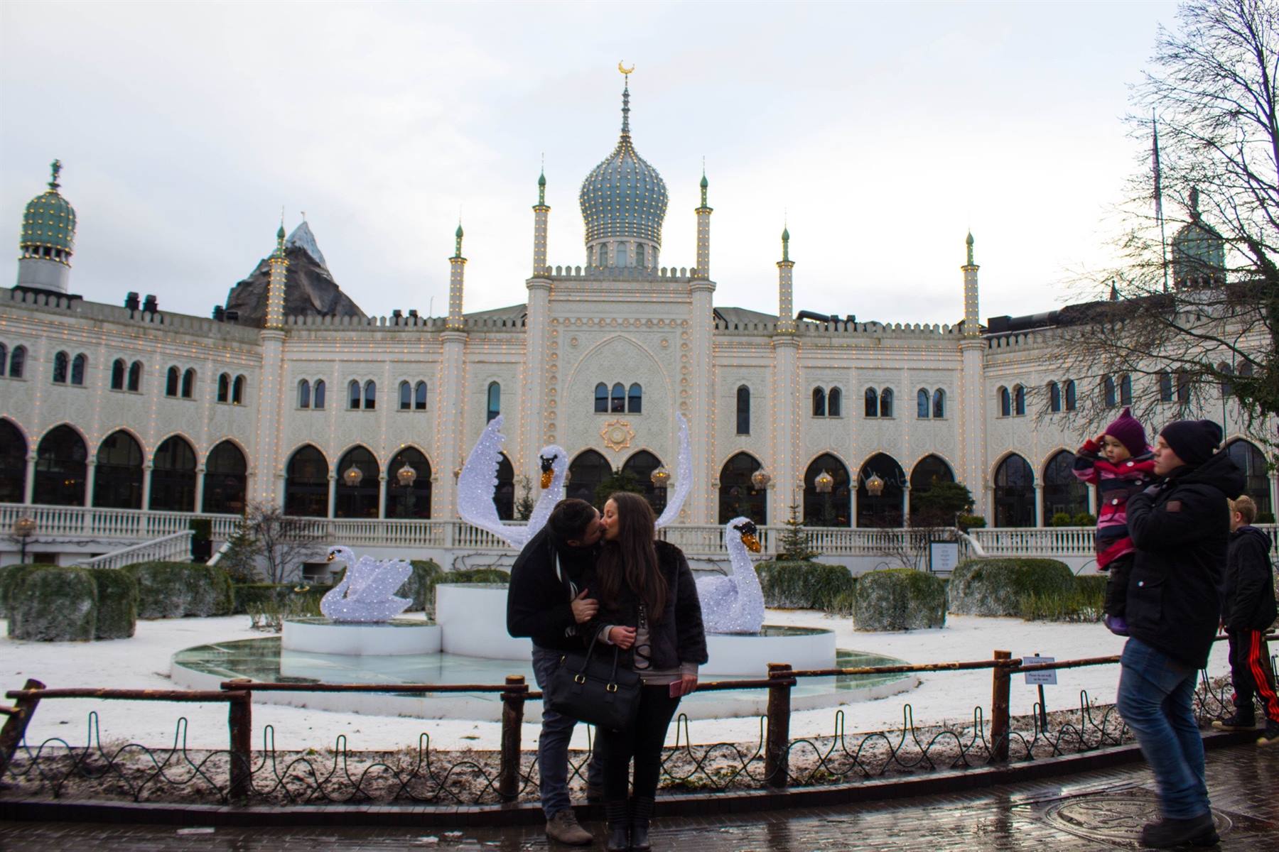 Coppia si abbraccia davanti al padiglione moresco dei Giardini Tivoli a Copenaghen