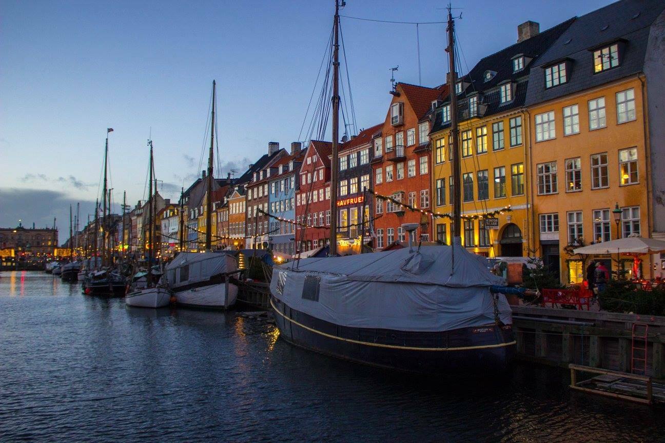 Barche ormeggiate a Nyhavn, Copenhagen, case colorate illuminate al crepuscolo